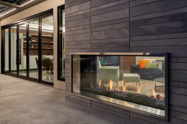 The see-through fireplace in the living room also can be enjoyed outside in the patio. Photo by Boaz Meri courtesy VRchitects.