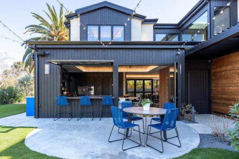 The kitchen opens up to outdoor dining in the front yard. Photo by Boaz Meri courtesy VRchitects.